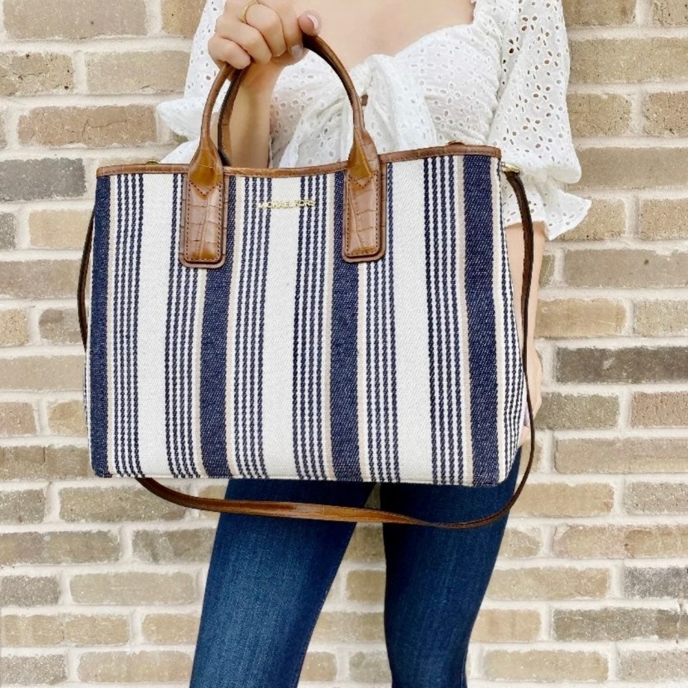 Beautiful Michael Kors Tote - Picture 6 of 6